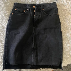 svart jeanskjol  - Jeanskjol, står inte vilken storlek men den passar på mig som vanligtvis har S och den är väldigt stretchig💕