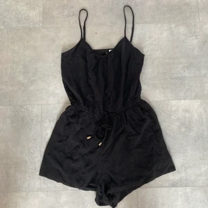H&M jumpsuit 34 - Med snöre i midjan som man kan knyta åt. Skriv vid fundering🥰