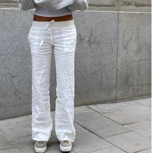 Lågmidjade Linnebyxor - ‼️KÖP DIREKT 599kr + frakt‼️ Säljer dessa populära lågmidjade linnebyxor då de inte var min stil!😇😇 Innerbenslängd: 82cm🤍 helt oanvända, endast testade! 🤍hör av er för fler bilder🤍