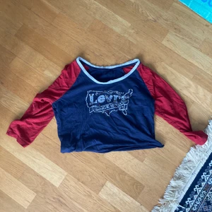 Croptop - En kroppad tröja från levis.