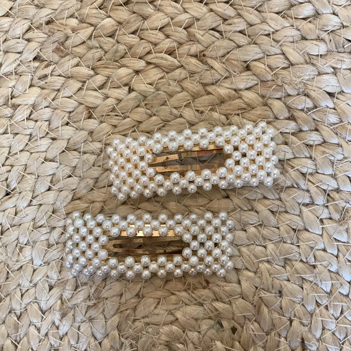 Hårklämmor men vita pärlor på från 𝗛&𝗠 