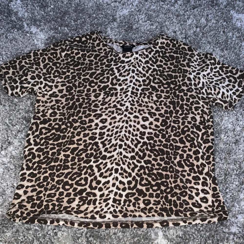 t-shirt med leopard mönster på.  köpt från lindex.   använd ett fåtal gånger.  jättefint skick, inga skador  kommer inte ihåg vad jag köpte den för. . T-shirts.