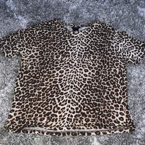 t-shirt med leopard mönster på.  köpt från lindex.   använd ett fåtal gånger.  jättefint skick, inga skador  kommer inte ihåg vad jag köpte den för. 