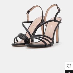 Klackar  - Oanvända klackar i st 38, säljs pga försmå för mig. 