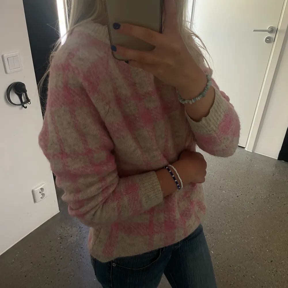 Sjukt fin och skön! Lite stor i storlek så passar även S/M! . Neuleet.