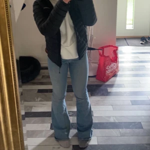 Utsvängda jeans  - Fina jeans i nyskick som jag tyvärr inte använder längre. Jättefina inga defekter eller så. Fler bilder finns om du kontaktar mig. Storlek xs men sitter bra på mig och jag är 160.