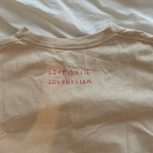 Oversized T-shirt med tryck - En lite oversized t-shirts med tryck på bröstet och på ryggen. Jätte cool nu på sommaren till ex ett par shorts 🤘🏼🥰