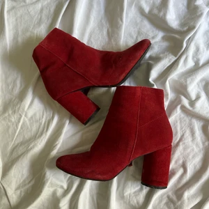 Klackskor  - Klackskor i mocka  Tyvärr lite förstörda 