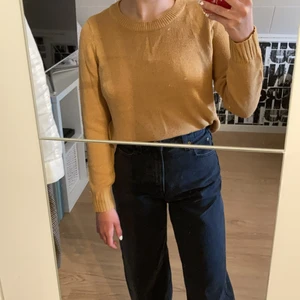 Brun/Orange stickad tröja  - Säljer min super mysiga stickade tröja då jag har så många i liknande färg! Kommer från hm och är i storlek S. 29kr! + frakt tillkommer 💓 frågor? Kontakta mig!