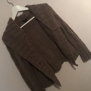 Stickad kort kofta - Super skön, lite för kort för min del dock. 