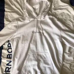 J Lindeberg hoodie i storlek XL Eventuell frakt betalas av köparen Paketpris för alla tröjor är 1000:-