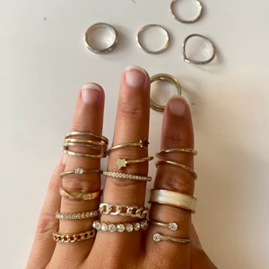 Ringar - Säljer alla dessa ringar tillsammans för 50kr. De flesta är från Snö of Sweden, 3 st är från shein. Väldigt olika skick därav billigt pris. Alla i strl S.