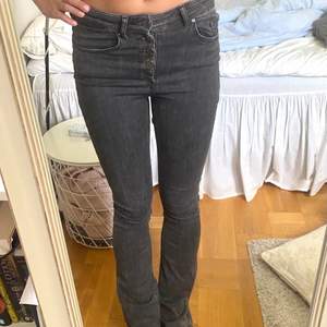 Grå utsvängda jeans som sitter så snyggt och passar till allt. Super sköna och tretchigt material.🧡