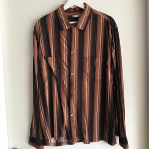 Our Legacy heusen shirt - Brun skjorta från Our Legacy. Bara använd några gånger. Väldigt skön och flowy i viskos. Storlek 48.   Mått: p2p: 55 cm axlar: 47 cm längd: 72 cm