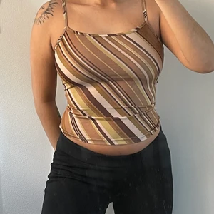 Randigt linne  - Superfint randigt linne i skön kvalité! Inga fläckar, hål eller noppror! (Köparen står för frakten) obs! Startar budgivning vid flera intressen! ⭐️