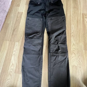 Friluftsbyxor High Mountain - Friluftsbyxor från märket High Mountain, längre modell. Väldigt snygga och bekväma byxor men har tyvärr blivit för små för mig. Nypris 395kr. (Tvättas innan köp!) 