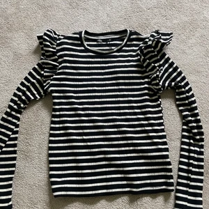 Randig tröja oanvänd zara - Säljer denna super fina tröja, från zara. Helt oanvänd. Kontakta mig vid köp. Funkar att skicka iväg. 