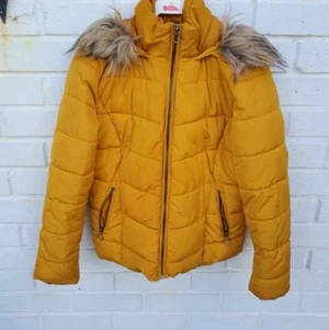 Gul höst/vinterjacka - Gul höst/vinterjacka med fuskpälskrage från märket dust, köpt på only. Använd sparsamt en säsong, ser mestadels ny ut