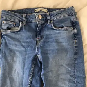 Säljer dessa låg midjade jeans som är lite för stora för mig, andvända 2 gånger och är i fint skick. Om du är intresserad kontakta mig. Köpare står för frakt 💕❤️
