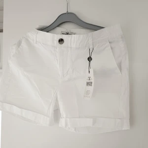 Vit shorts stl.38 - Vita shorts i bomull. Stl 38. Helt nya m lappar kvar. Tyvärr funkar inte på mig🌸Hoppas någon kan få användning för dom!