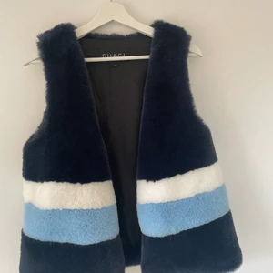 PÄLSVÄST  - En härlig pälsväst perfekt nu inför hösten, storlek står ej men passar XS/S/M beroende på hur man vill att den ska sitta. Västen är i fint skick pga endast använd en gång. 