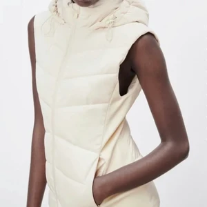 Säljer någon en vit zara väst  - Hej skulle behöva en vit zara väst så om någon säljer skriv. Kan köpa för 400