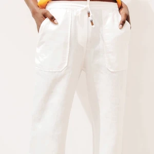 Linnebyxor  - Säljer dessa otroligt snygga linnebyxorna som är helt slutsålda. Dem är helt nya och prislapp finns kvar, säljer på grund ut av att dem var för korta för mig då jag är 180 men skulle sitta perfekt på någon runt 165-170. Frakt ingår inte.