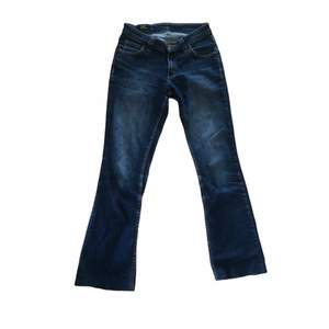 Mellanblå lowrise jeans från Lee i bra skick! Storlek 29/35 men kortare än så då dom är uppsydda säkert 5 cm, något som inte syns och något som är lätt att sprätta upp! Fraktar spårbart för 66kr eller möts i Umeå. 🫧🫧🫧