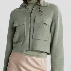 Populär kofta från Gina slutsåld  - Slutsåld kofta/jacka ifrån Gina. Storlek: XS men då det är en kofta är den större fungera som S/M också. 💘