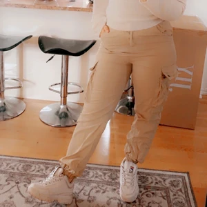 Cargo byxor beiga. Storlek L - Cargo byxa inköpta på jfr för 499kr  Små i storleken. Väldigt lite använda. Finns i Jönköping. Kan postas mot betald porto. Mitt pris är 150 + porto. 