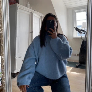 Weekday tjocktröja - Jättefin ljusblå tjocktröja med turtleneck💙