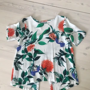 Minimum Blus - Här har vi en Minimum blus med ett fint blommigt/jungligt tyg. Knappt använd pga för liten. Kom privat för fler bilder eller om du är intresserad! 💕