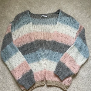 Kofta från Noella XS/S - Superfin kofta från Noella.  Endast använd 1 gång så den är i nyskick!   Nypris 699:-   Djur och rökfritt hem   Porto tillkommer 