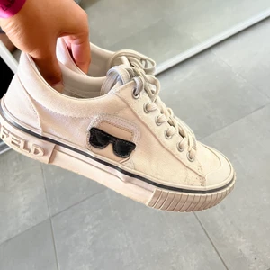 Karl Lagerfeld skor - Säljer nu mina underbara Karl Lagerfeld skor då de har blivit för små. Nypris var ca 1200 kr, kommer självklart piffa upp de lite innan de säljs😊