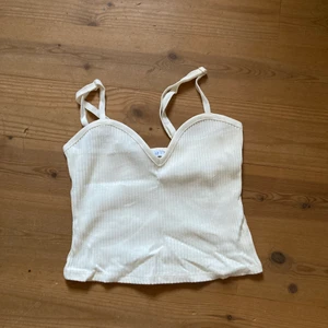 Vit topp från Zara - Säljer denna vita topp från zara, aldrig använd 💕 Är ni intresserade eller har några frågor kontakta mig privat 💕