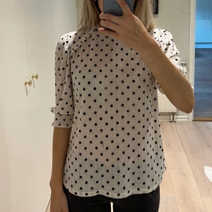 Zara topp - En prickig och jättebekväm topp/blus från zara i storlek small i blusmaterial!🖤🤍