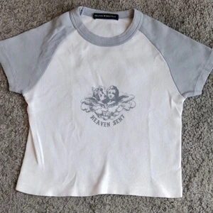 Topp från Brandy Melville - Mycket bra skick. Blå och vit tröja. Frakt ingår inte i priset