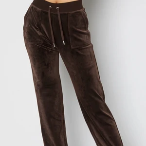 Juicy couture  - Bruna nästan nya juicy byxor i storlek S. Kan tänka mig att byta mot en annan färg fast i M ❤️