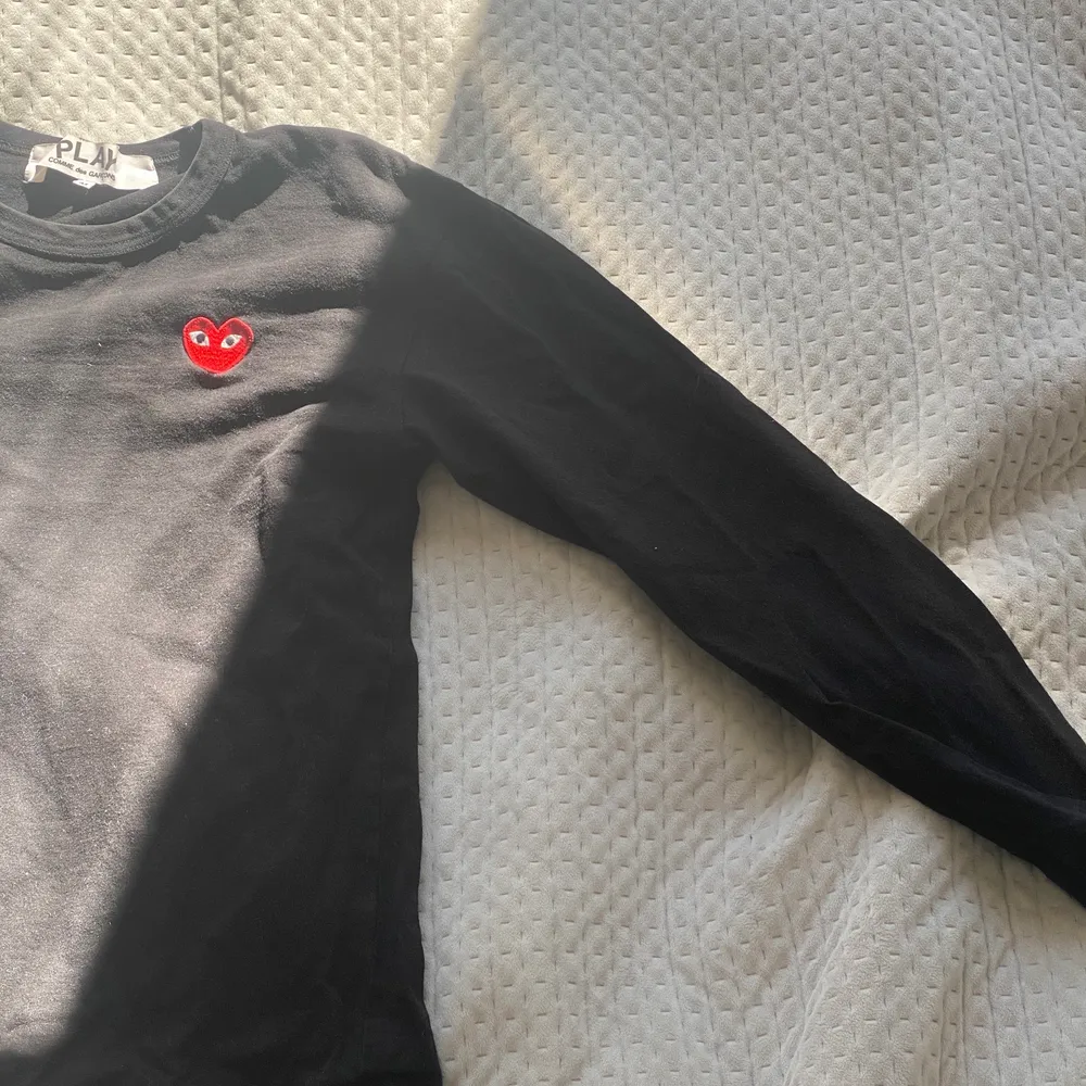 Comme Des Garcons ”Play” collection tshirt. Bra skick men något år gammal. Liten i storleken så även fasst det står M i tröjan skulle jag säga att den passar bättre på en S.. T-shirts.