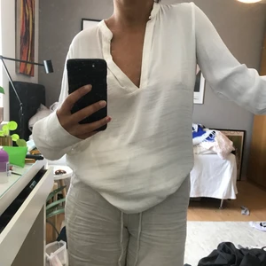 Blus från zara - Aldrig använd blus som tyvärr bara varit kvar i garderoben ett tag. Storlek XS och sitter väldigt fint. Supernajs material. Kan även erbjuda post med frimärken, men ansvarar ej för postens slarv.