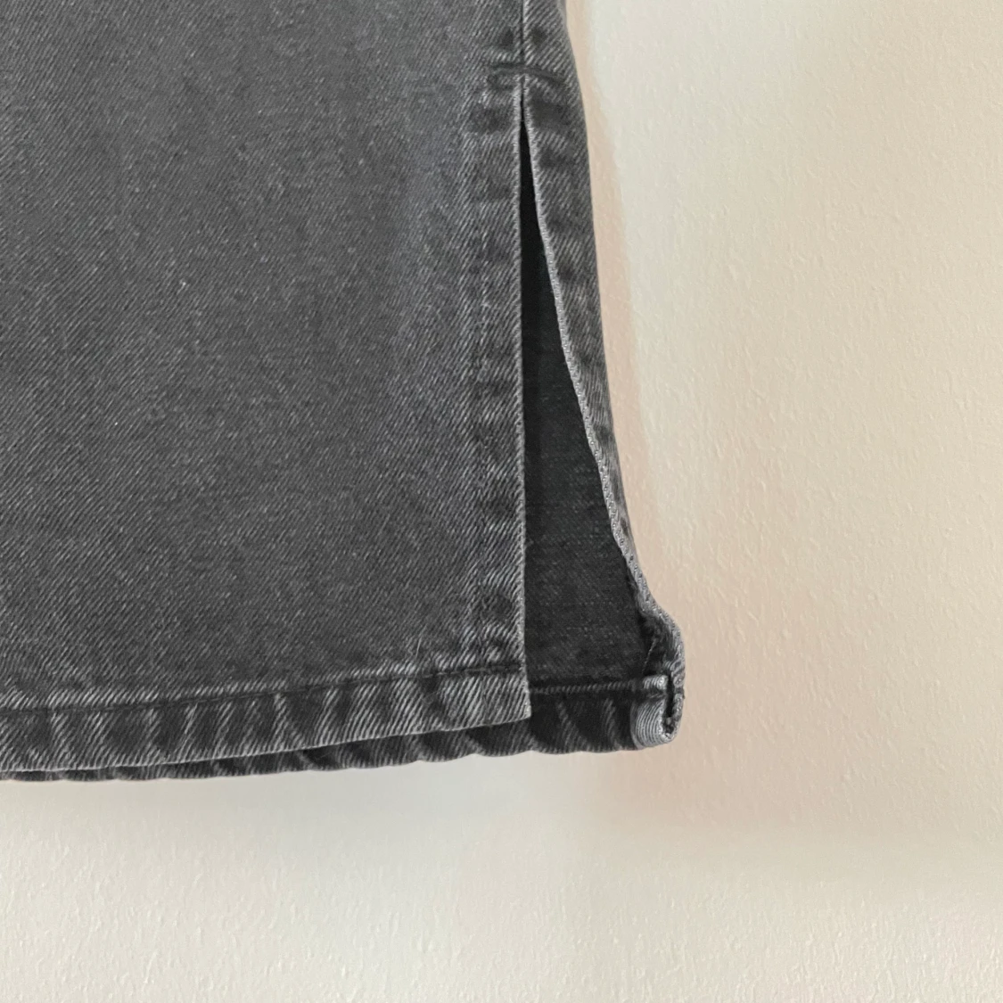 H&m svarta högmidjade jeans - 90