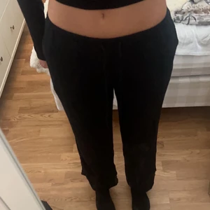 Hm linnebyxor - Säljer mina lågmidjade linnebyxor ifrån hm då de krympte i längden efter första tvätten. Jag är 168 cm och hade behövt de någon cm längre. Perfekt för de som är ungefär 165 och nedåt. Köparen står för frakten💕 