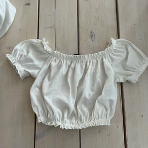 Vit topp - Så söt topp, storlek XS från hm. Jättefint skick, använd en gång 