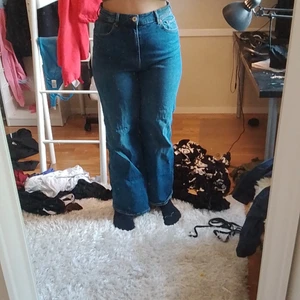 Hmm blåa jeans stretchy - Elastiska och lösa Jeans, bra passform för dem med större lår och rumpa. Hög midja och ganska tjockt material.
