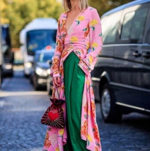 Ganni marceau georgette dress - Fantastisk klänning från Ganni som tyvärr blivit för liten för mig.  Små trådar som sticker ut på sina håll, kan skicka fler bilder. Dock inget som syns eller stör.   Annars inget att anmärka på. 