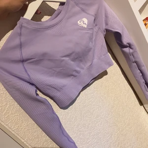 Womens Best Crop top - Crop top från Womens Best i lila färg. Sparsamt använd, i bra skick. Kan fraktas mot fraktkostnad! 😍