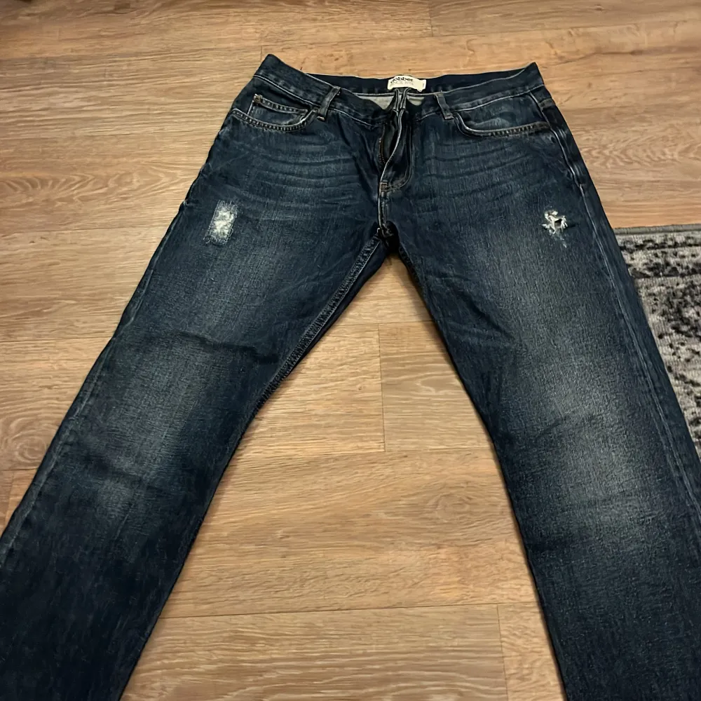 jeans med udda kant se bild i använt skick. Jeans & Byxor.