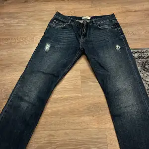 jeans med udda kant se bild i använt skick