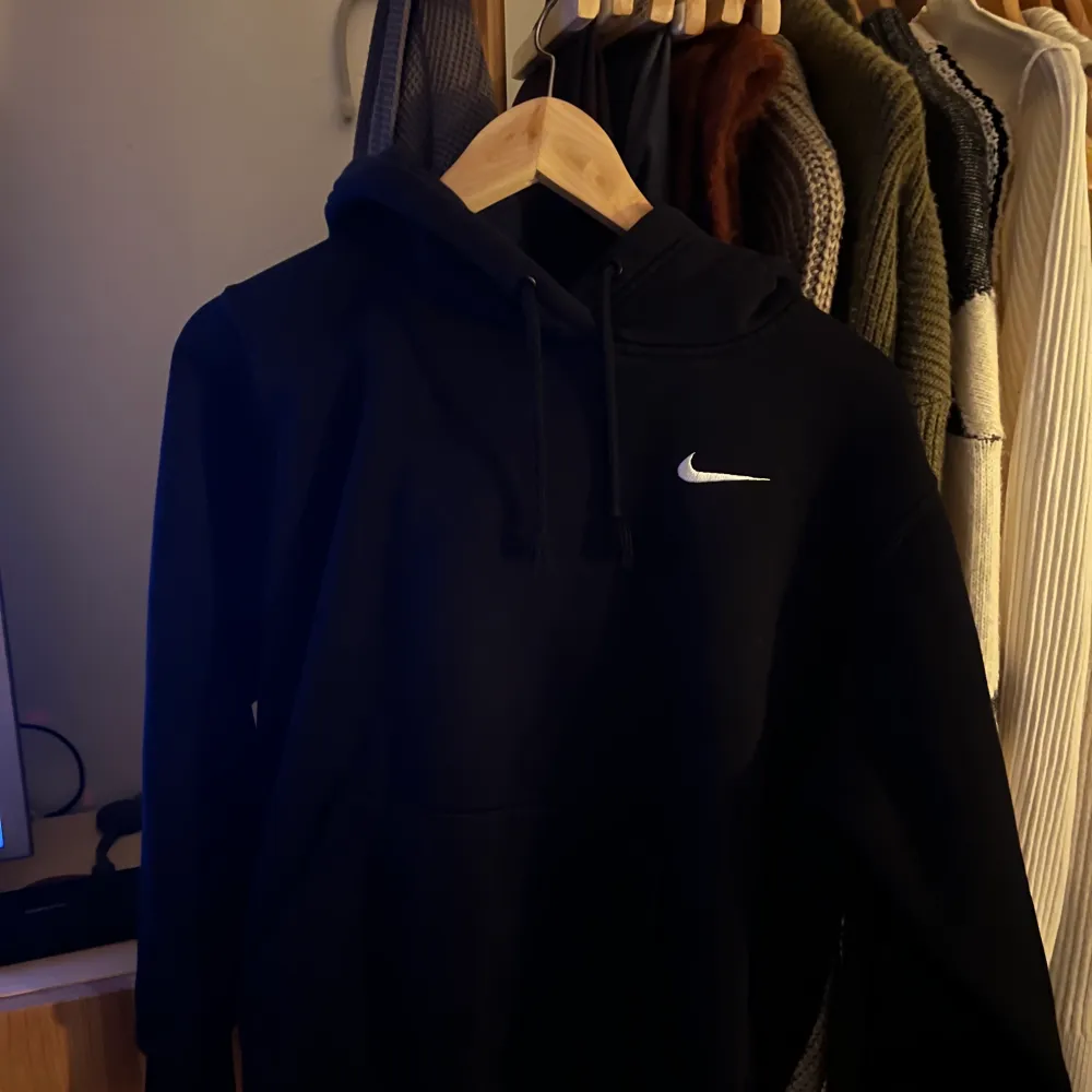 Nike hoodie från Zalando, fint skick! Använd varsamt. . Hoodies.