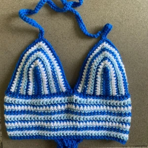 Virkad topp - Köpte denna topp från en tjej på insta. Tyvärr för liten. Skulle säga passar en xs/s.  Nyskick  [Köpare står för frakten]